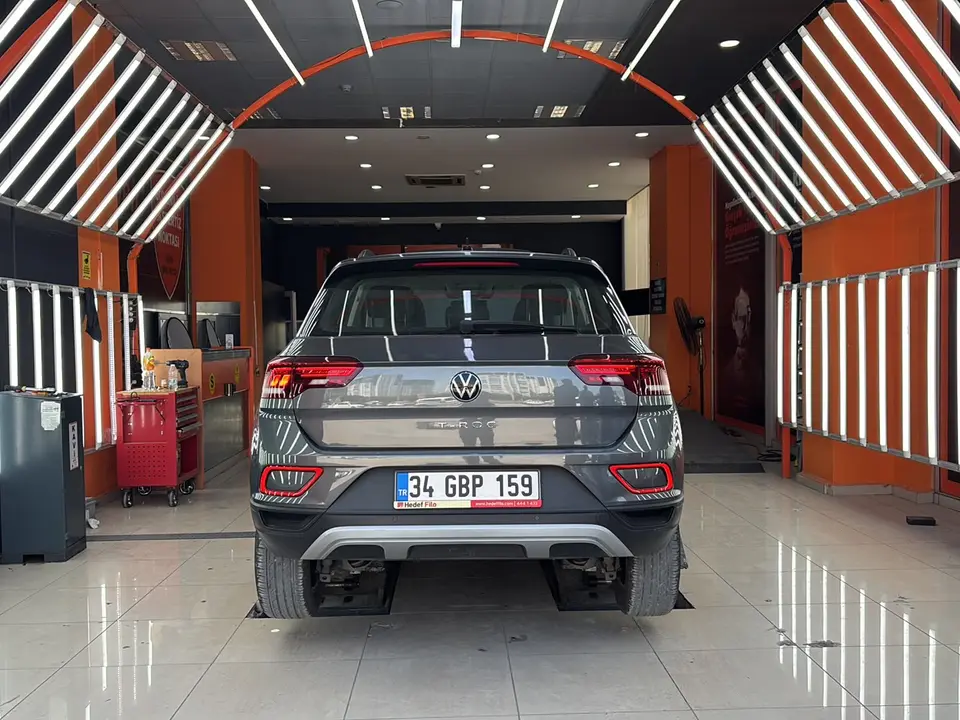 Lift üzerinde aracın alt mekanik ekspertiz kontrolü