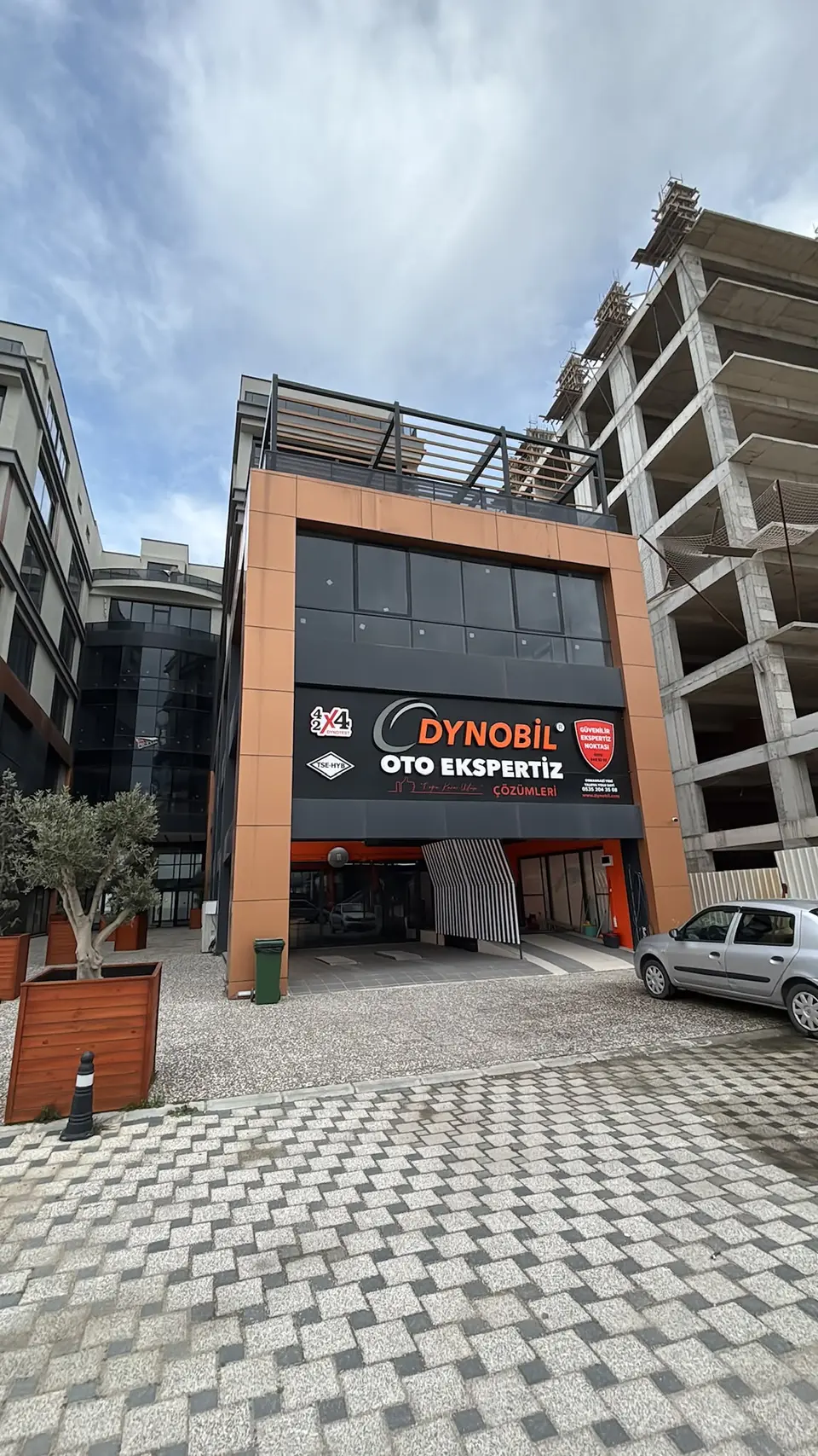 Panayır Dynobil oto ekspertiz şubesi bina girişi